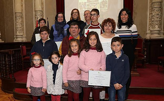 Todos los ganadores del concurso Belenes Reciclados. 
