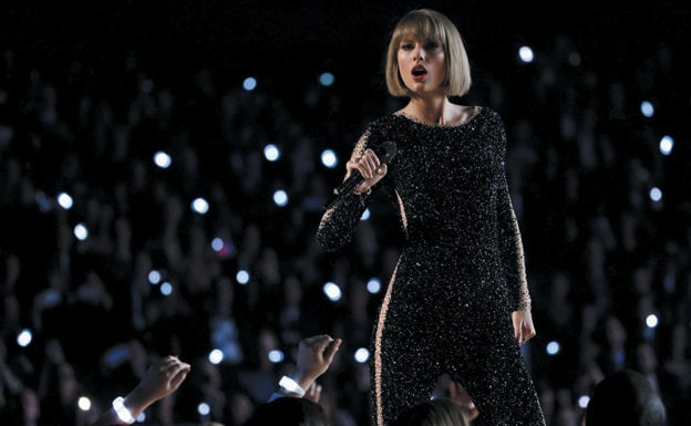 Taylor Swift actuando en la entrega de los premios Grammy, en 2016. 