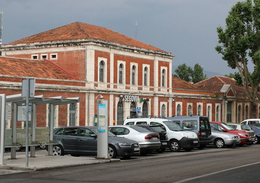 Fachada de la estación de Renfe, en la carretera de Villacastín.