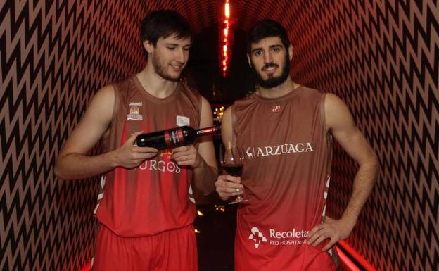 Edu Martínez y Alex Barrera posan con la nueva camiseta en el pasillo diseñado por Amaya Arzuaga en las bodegas.