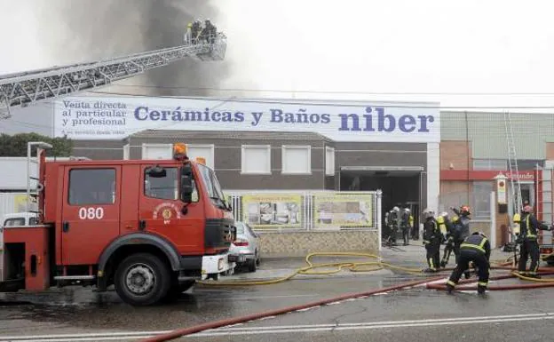 Los Bomberos, durante el incendio del 10 de diciembre de 2015.