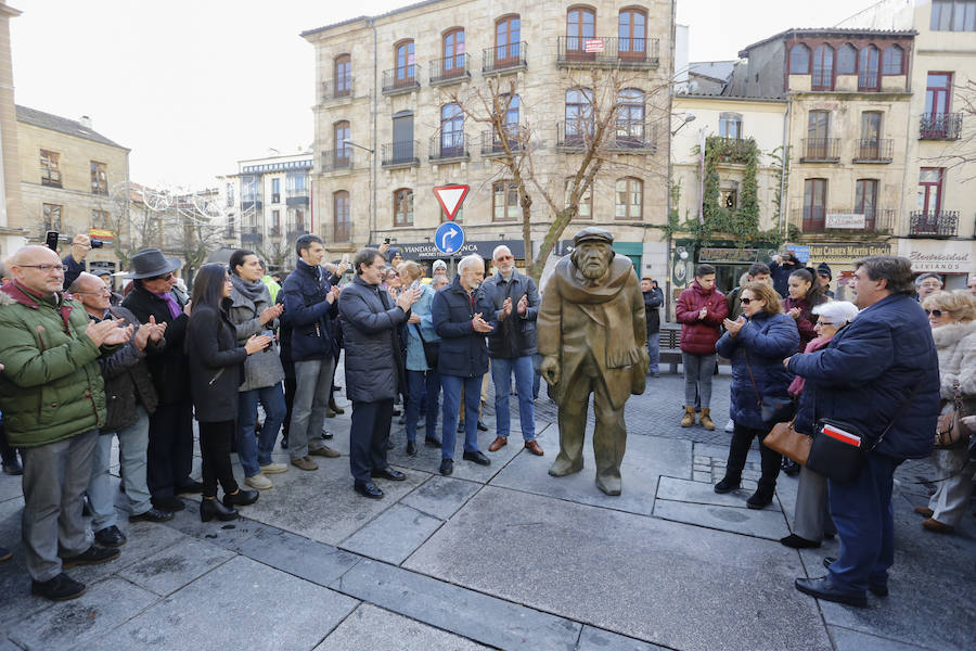 Salamanca descubre la estatua del famoso poeta, obra de Agustín Casillas, en la plazuela que tanto frecuentaba