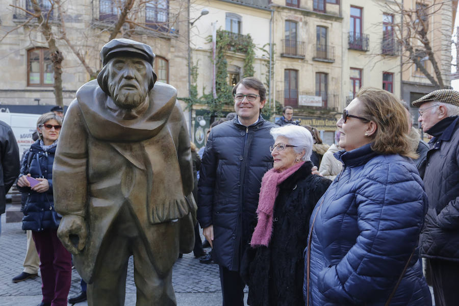 Salamanca descubre la estatua del famoso poeta, obra de Agustín Casillas, en la plazuela que tanto frecuentaba