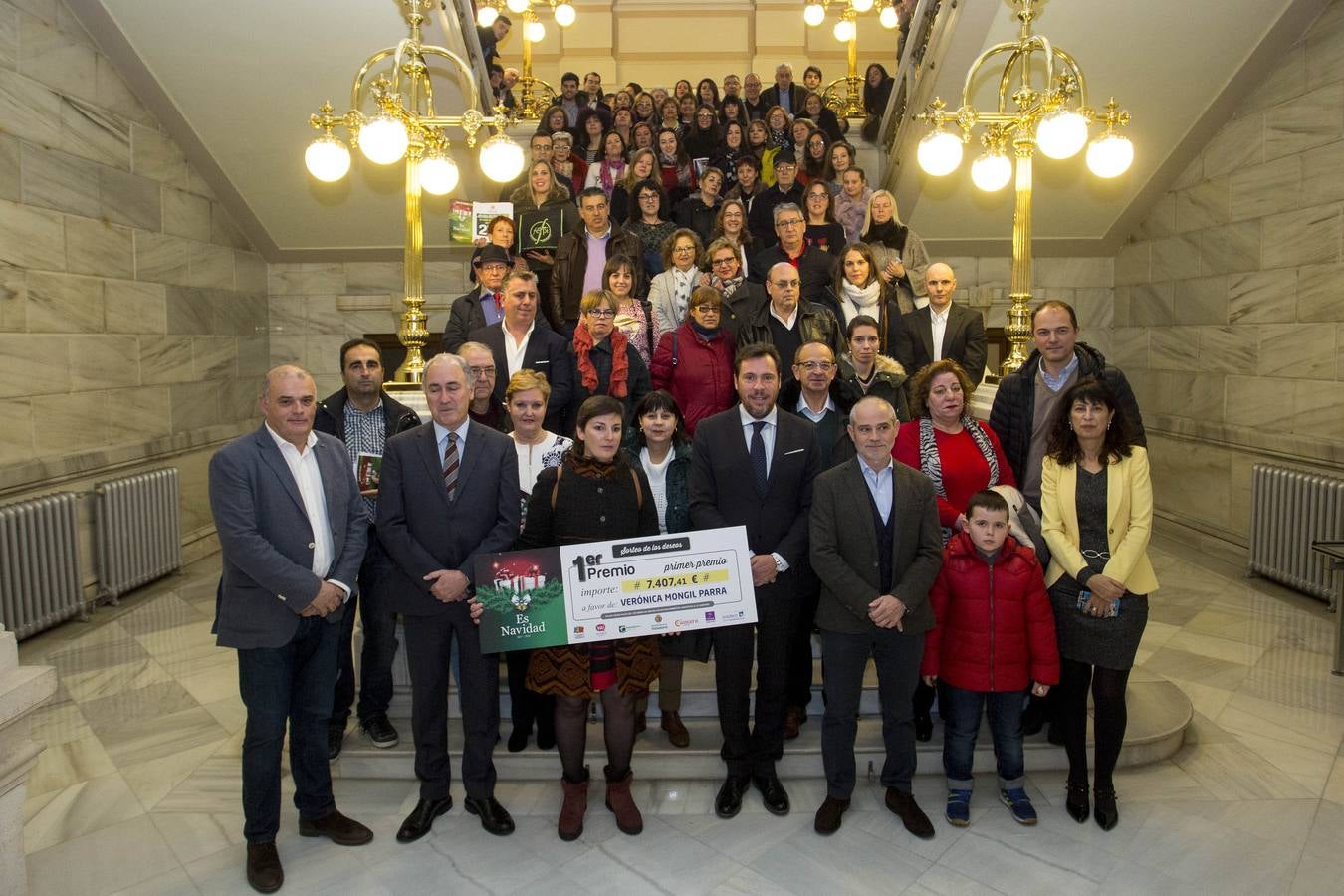 El Sorteo, que cuenta con un primer premio de 7.407,41 euros y otros 50 de 300 euros, ha sido organizado por las principales asociaciones del pequeño comercio de la ciudad