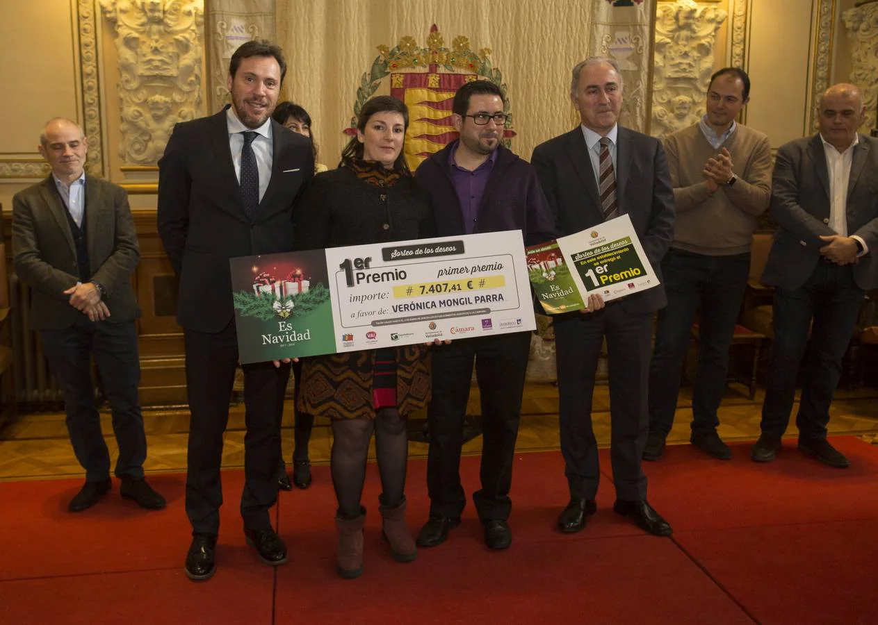 El Sorteo, que cuenta con un primer premio de 7.407,41 euros y otros 50 de 300 euros, ha sido organizado por las principales asociaciones del pequeño comercio de la ciudad