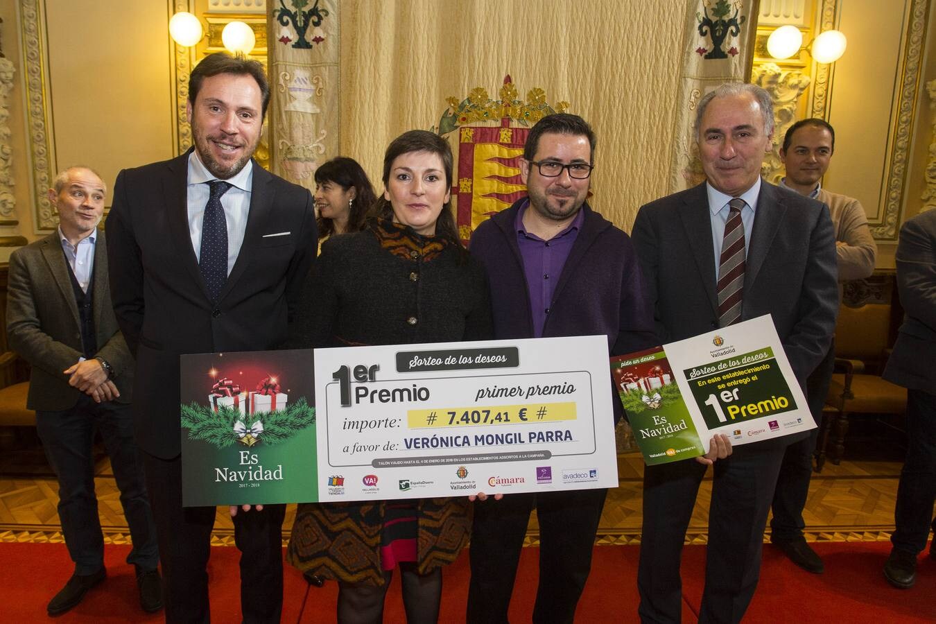 El Sorteo, que cuenta con un primer premio de 7.407,41 euros y otros 50 de 300 euros, ha sido organizado por las principales asociaciones del pequeño comercio de la ciudad