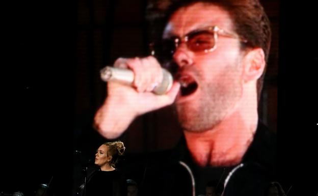 Adela canta en un homenaje al cantante George Michael. 