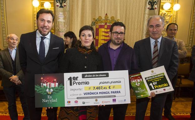 El alcalde de Valladolid, Óscar Puente, y el concejal de Hacienda, Antonio Gato, junto a la ganadora del sorteo, Verónica Mongil, y el representante de la empresa Innovared. 
