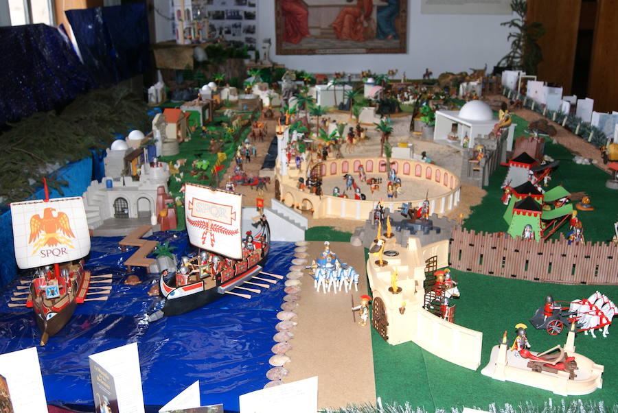 Un centenar de figuras de Playmobil conforman el Belén del Seminario