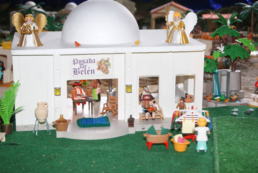 Un centenar de figuras de Playmobil conforman el Belén del Seminario