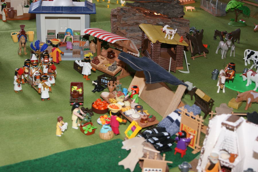 Un centenar de figuras de Playmobil conforman el Belén del Seminario