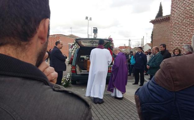 El coche fúnebre, ante la iglesia de San Miguel Arcángel de Hornillos. 