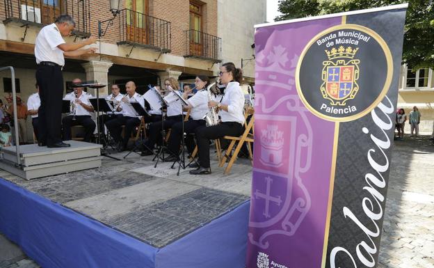 Concierto de la Banda Municipal de Palencia en la plaza San Francisco, con motivo de las fiestas patronales de San Antolín.