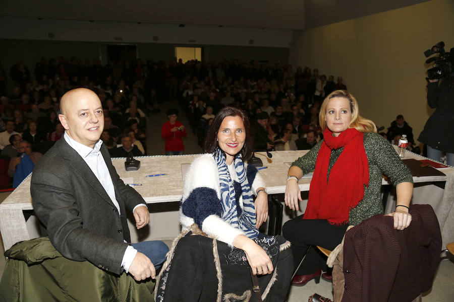 Odón Elorza, Mariluz Martínez Seijo y Zaida Cantera a favor de la plataforma que reclama las primarias.