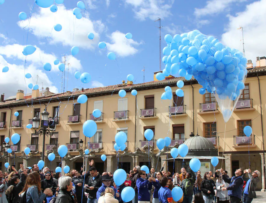 La Plaza Mayor se tiñe de azul para dar visibilidad a las personas con autismo.