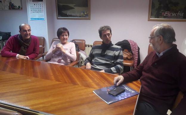 El presidente de ARBA, Julián Rodríguez (derecha) con dos usuarios de la asociación y la madre de uno de ellos. 