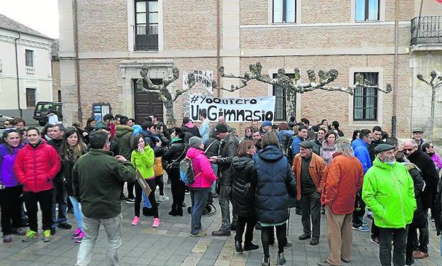 Concentración celebrada en la Plaza Mayor de Carrión a favor del gimnasio. 