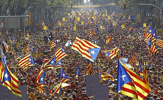 Multitudinaria concentración a favor de la independencia de Cataluña en la Gran Via de Barcelona durante la celebración de la Diada. 