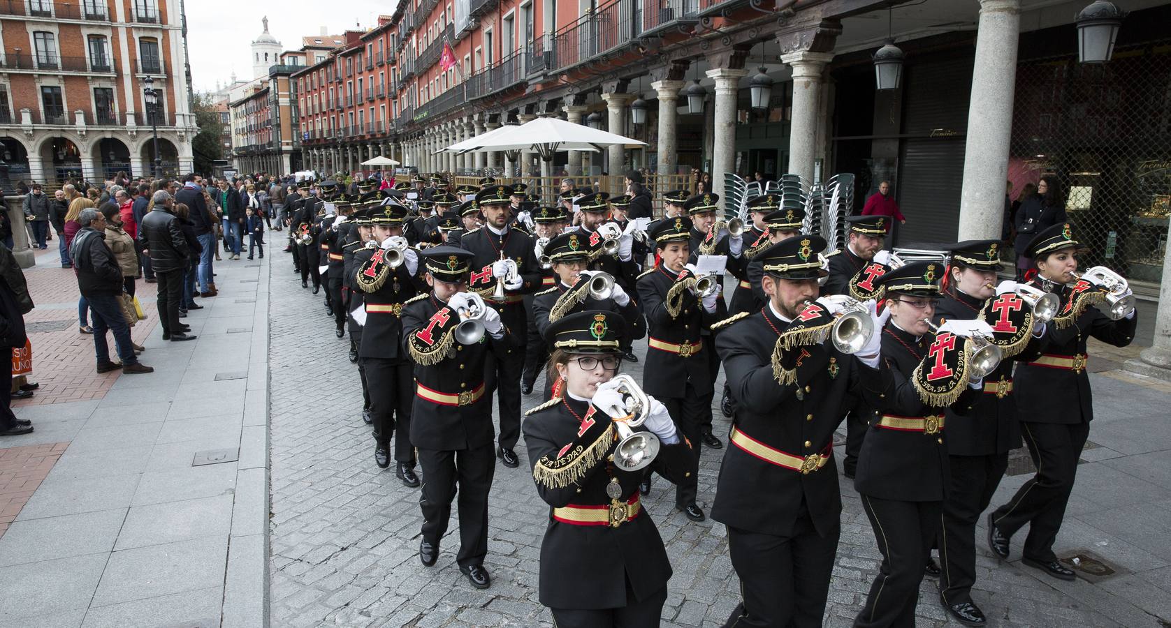 26.03 Concentración de bandas en la Plaza Mayor antes del concierto benéfico que permitió recoger alimentos para proyectos de Cáritas en el Teatro Zorrilla.