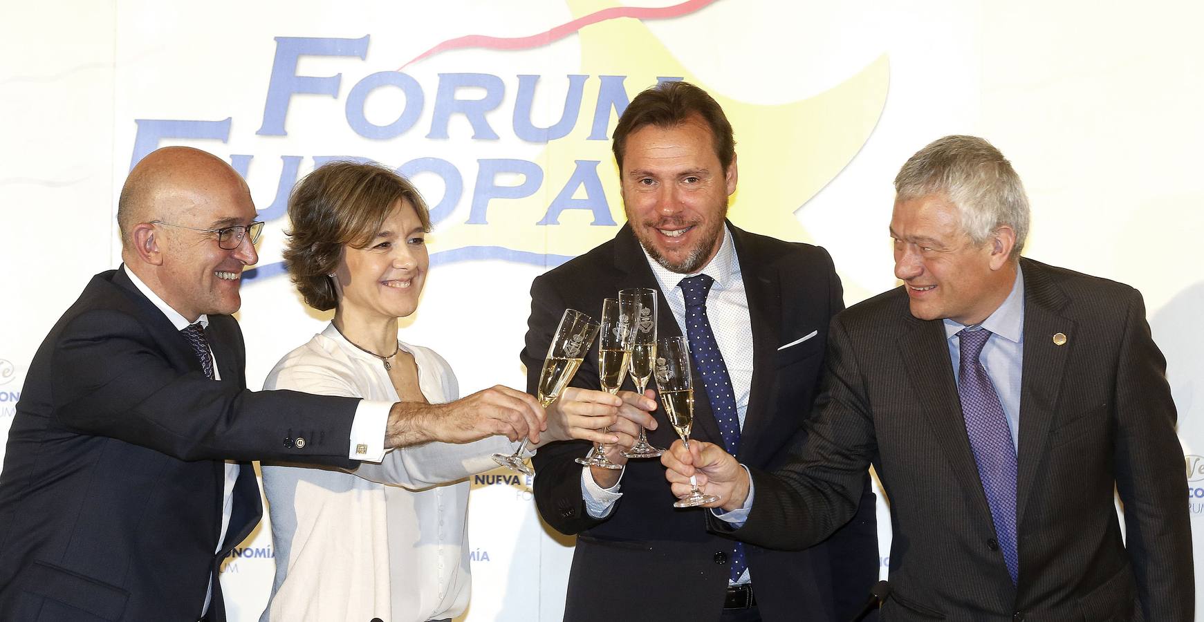 19.04 Presentación del Concurso Mundial de Bruselas en el Fórum Europa del Hotel Ritz de Madrid. Jesús Julio Carnero, presidente de la Diputacion de Valladolid; Isabel García Tejerina, ministra de Agricultura; Óscar Puente, alcalde de Valladolid, y Baudouin Havaux, presidente del Concurso Mundial de Bruselas, brindan con espumoso de Rueda.