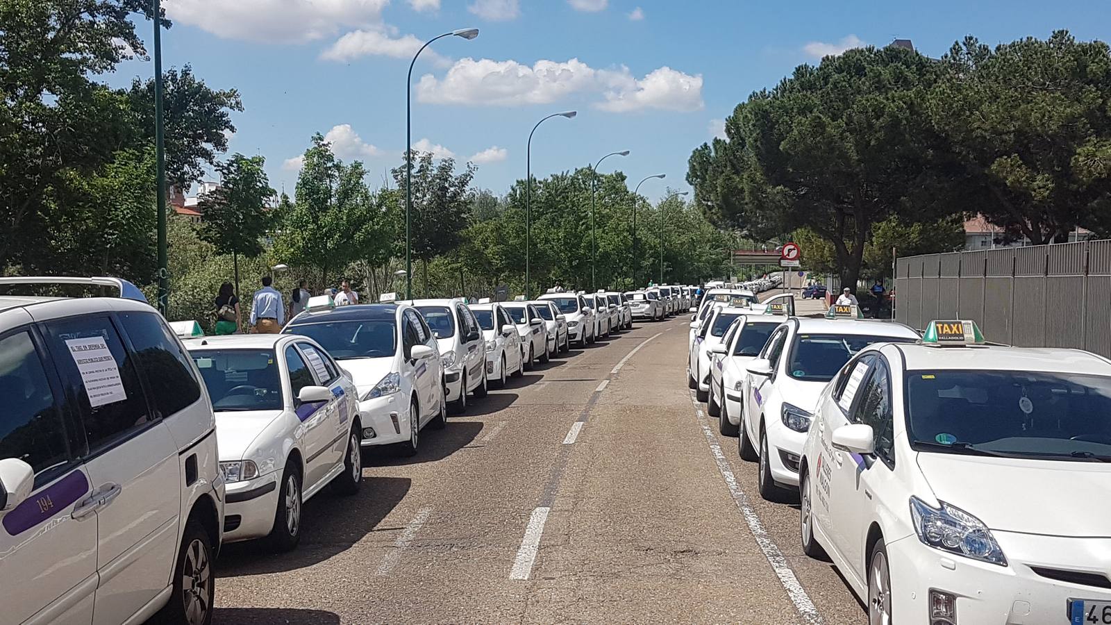 30.05 Concentración de taxistas contra la competencia de Uber y Cabify.