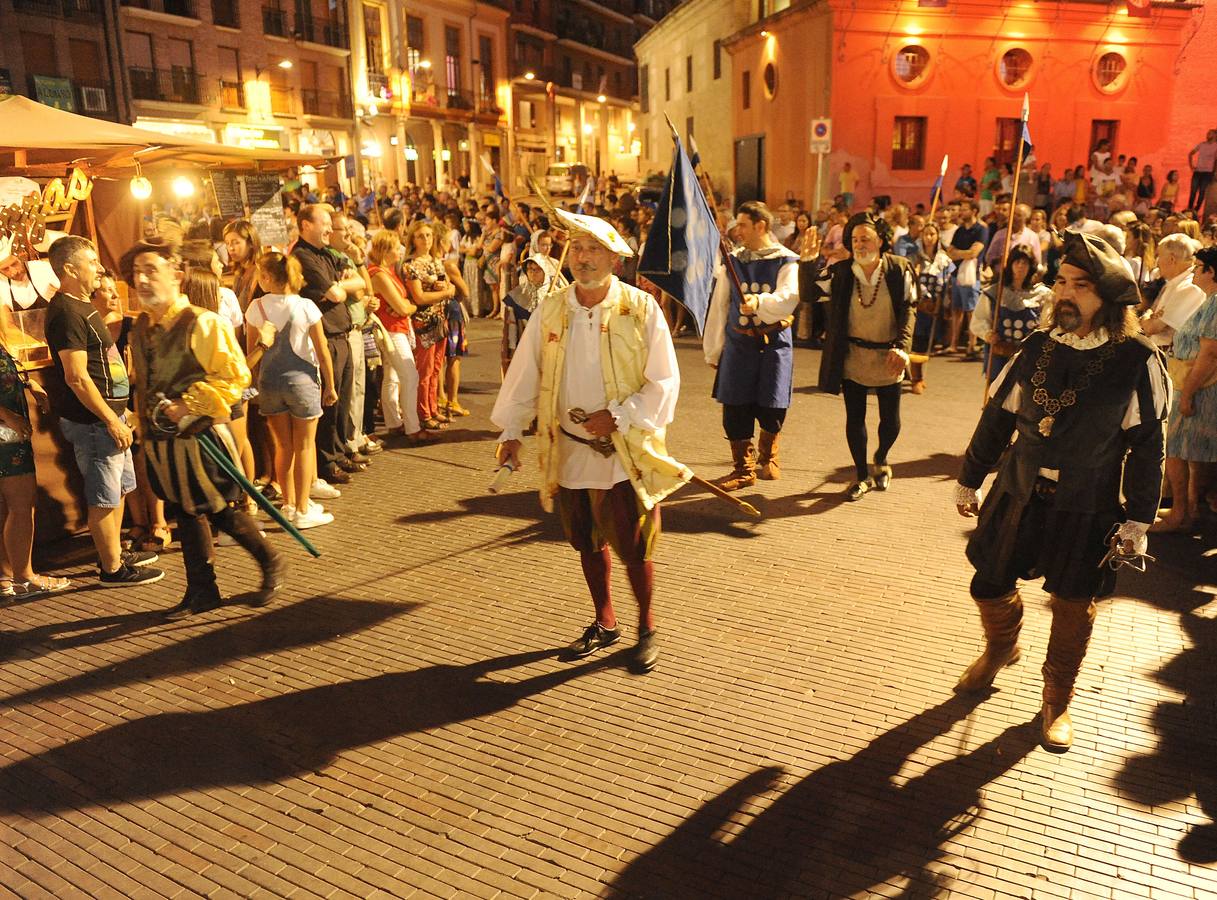 20.08 Desfile nocturno por las calles de Medina del Campo con el que se clausuran las recreaciones durante la celebración de la Feria Renacentista.