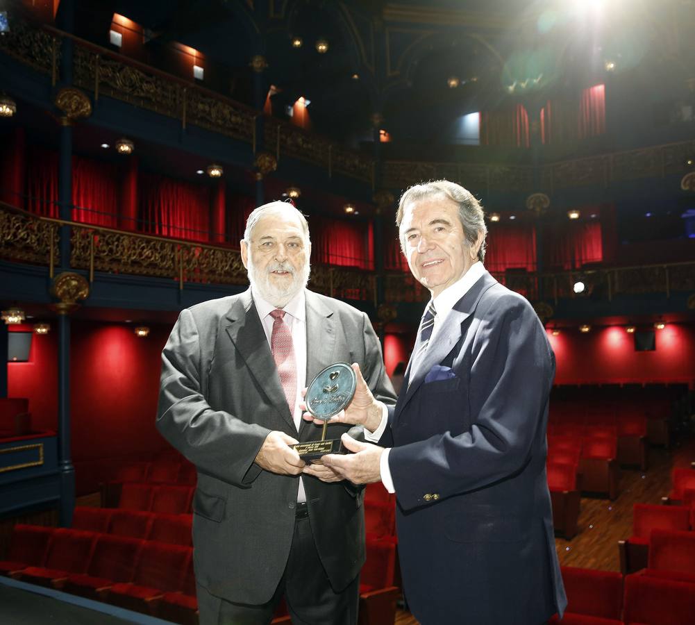 18.09 El escritor y historiador Juan Van-Halen recoge el V Premio de Poesía José Zorrilla de manos de Enrique Cornejo.