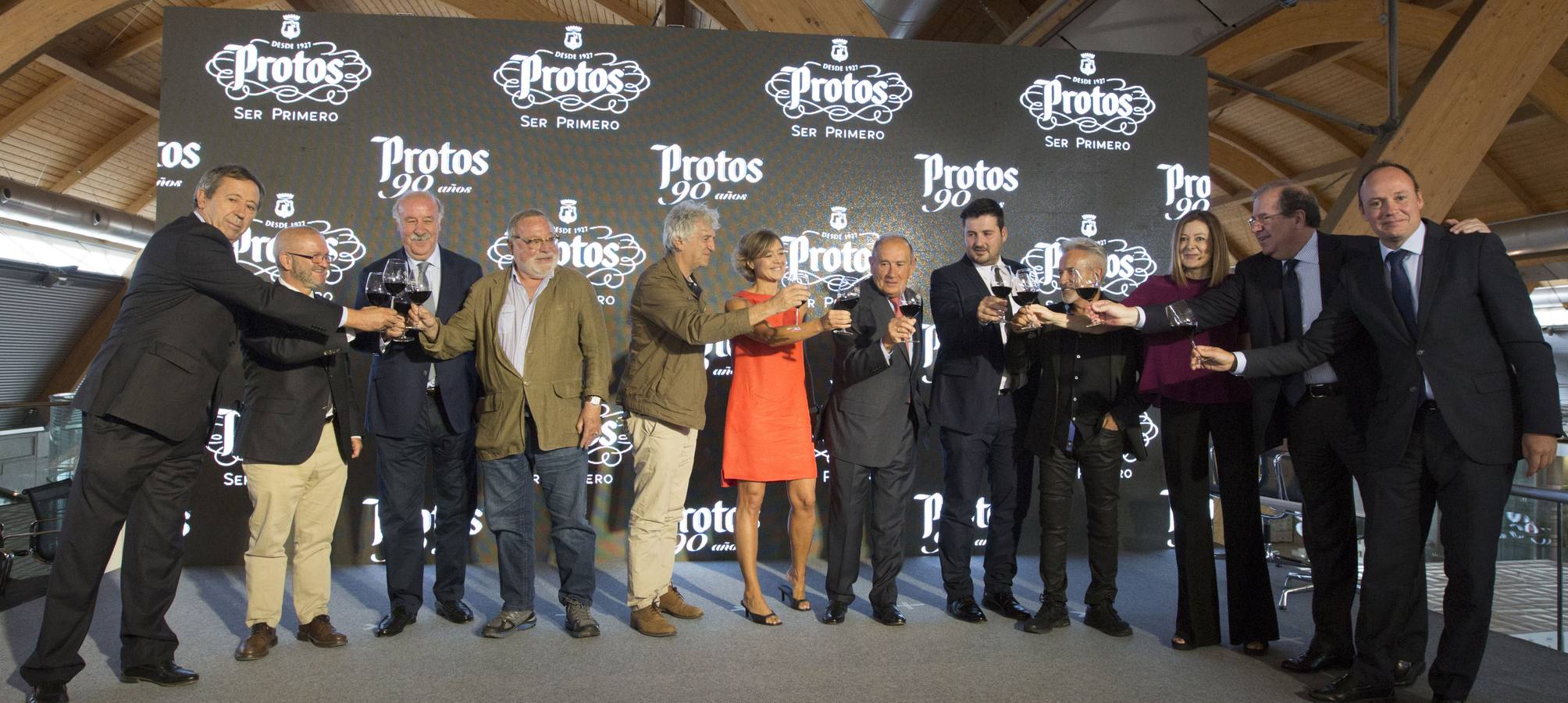 25.09 Isabel García Tejerina, ministra de Agricultura, y Juan Vicente Herrera, presidente de la Junta, brindan con Protos y sus invitados de honor por el 90 aniversario de Bodegas Protos.