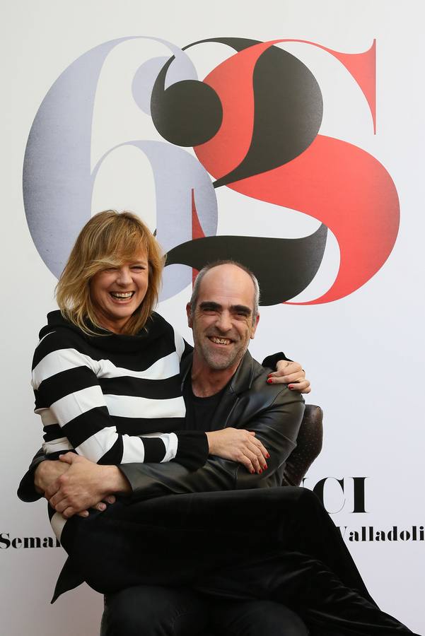 24.10 Luis Tosar y Emma Suárez, antes de la gala en la que recibieron la Espiga de Honor en la 62 edición de la Seminci.