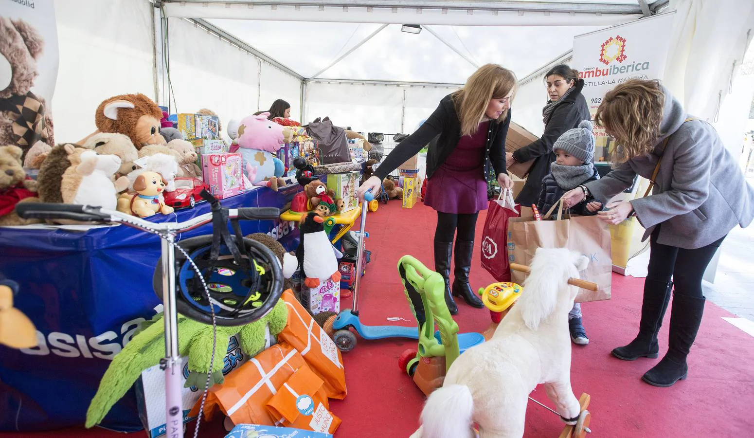 17.12 La carpa de El Norte de Castilla recoge juguetes solidarios en la Plaza de Zorrilla.