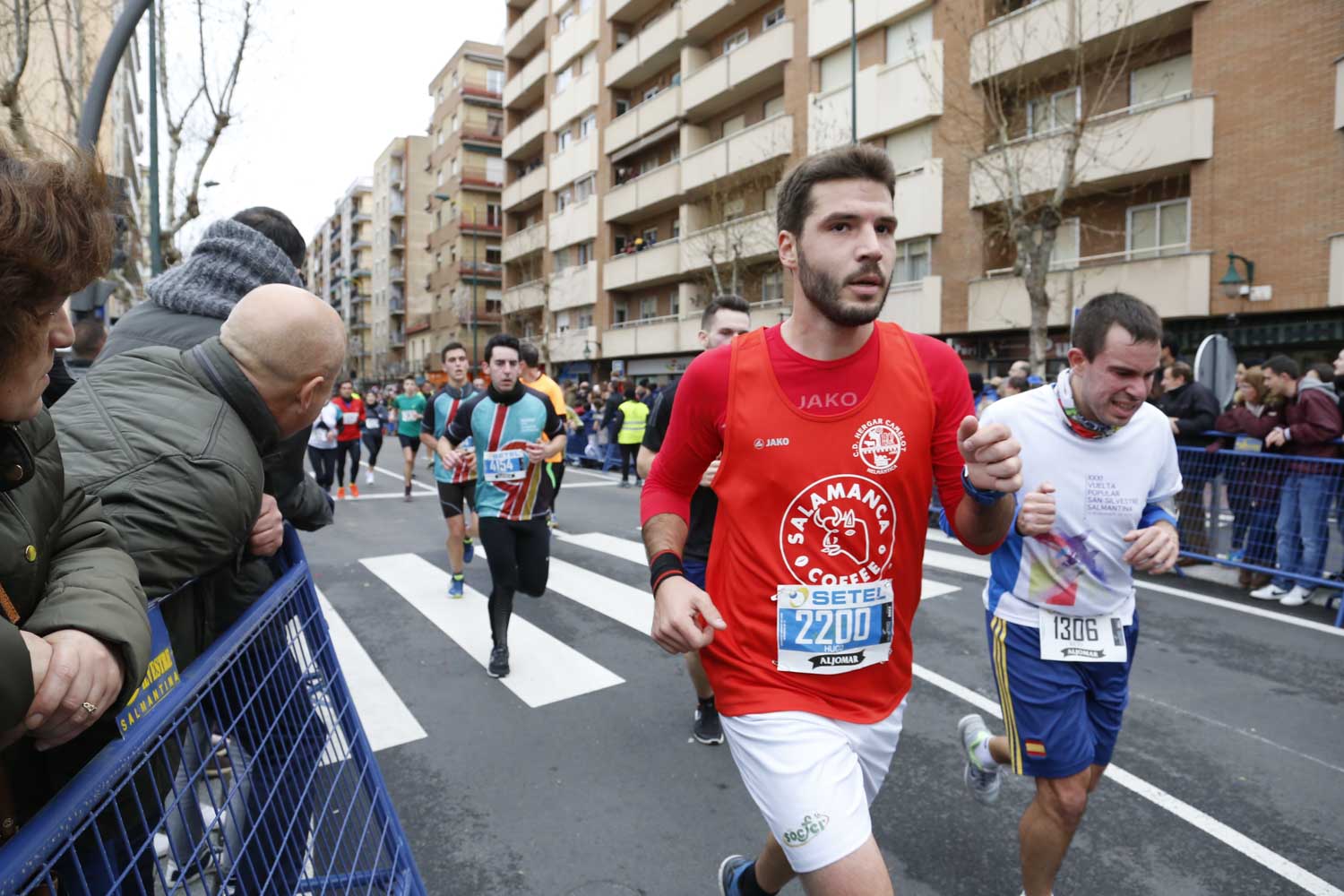 Participantes y disfraces en la San Silvestre de Salamanca