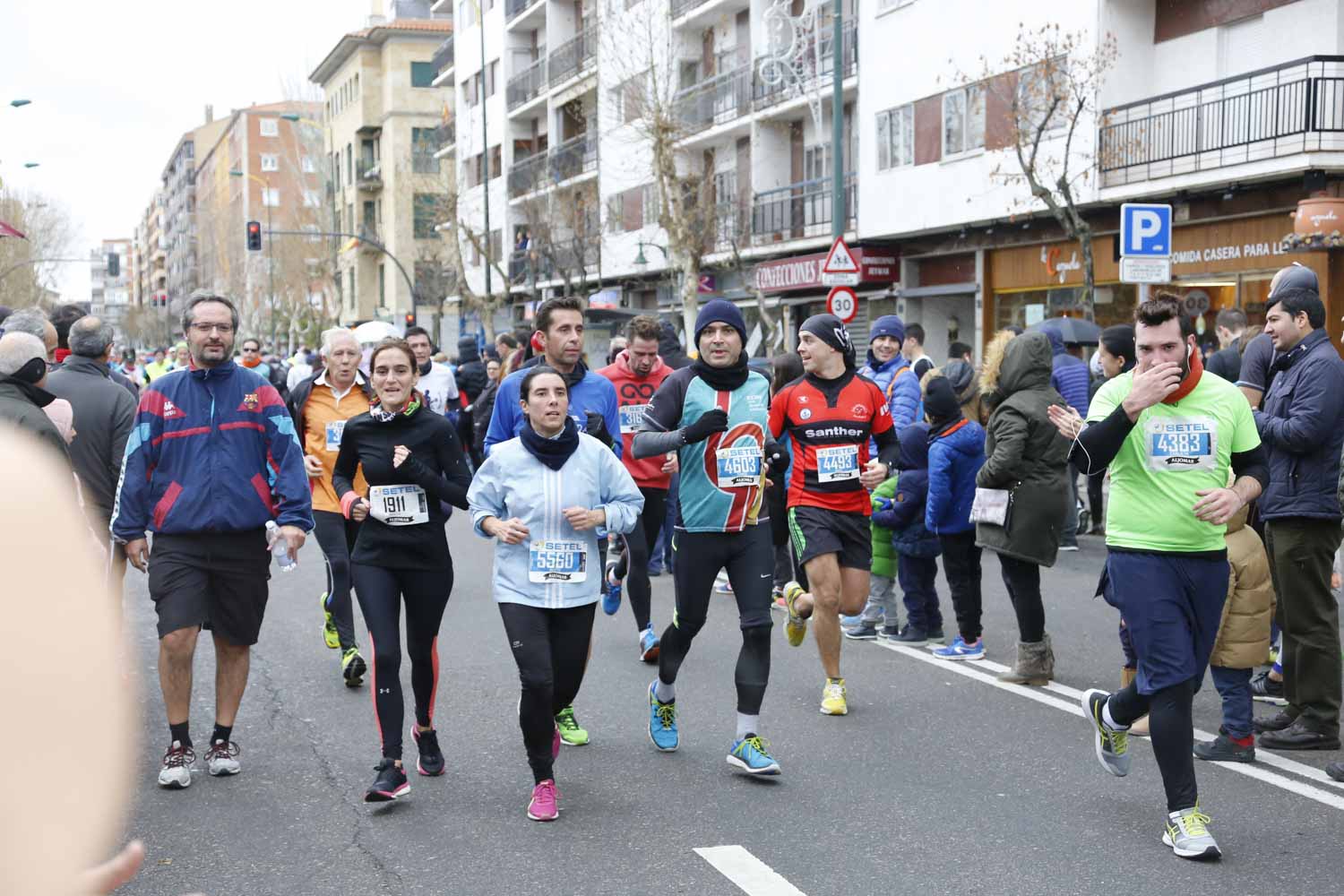 Participantes y disfraces en la San Silvestre de Salamanca