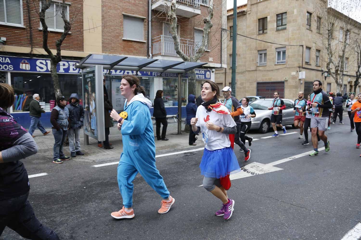 Participantes y disfraces en la San Silvestre de Salamanca