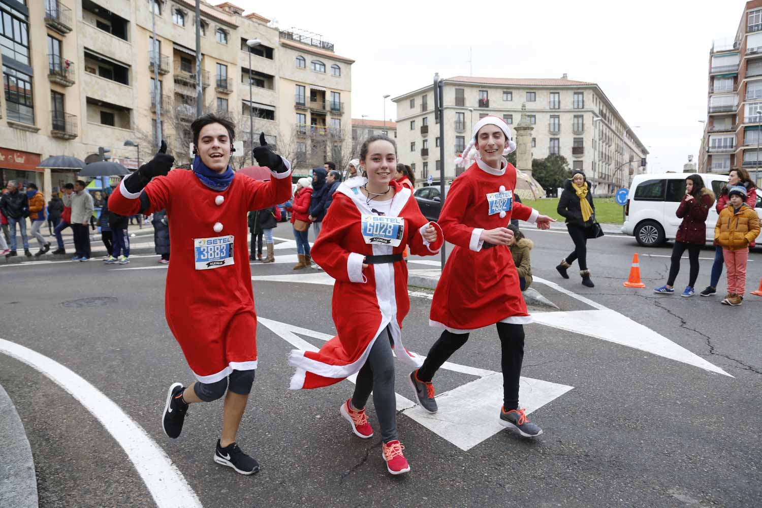 Participantes y disfraces en la San Silvestre de Salamanca