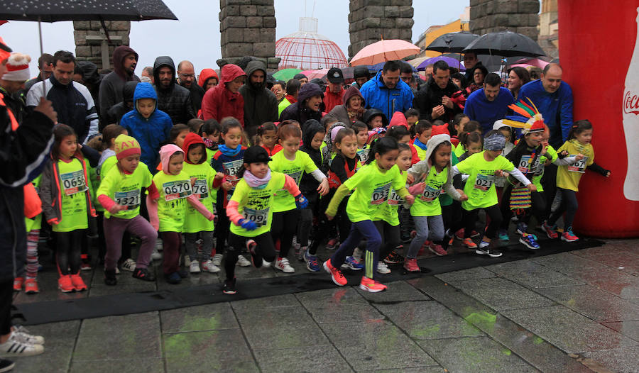 La carrera de Fin de Año de Segovia es una fiesta. El mal tiempo, la lluvia, las fuertes rechas de viento que iban aguar la carrera, no lo consiguieron