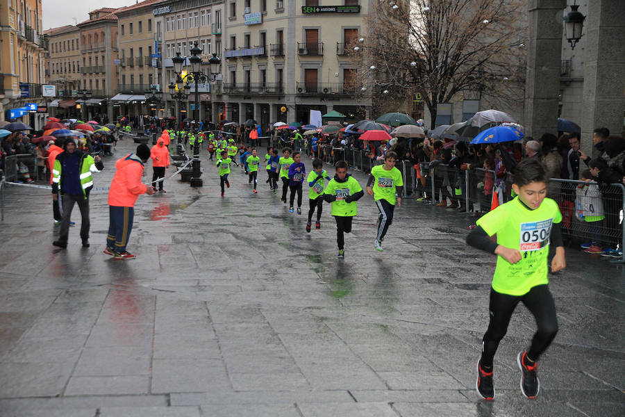 La carrera de Fin de Año de Segovia es una fiesta. El mal tiempo, la lluvia, las fuertes rechas de viento que iban aguar la carrera, no lo consiguieron