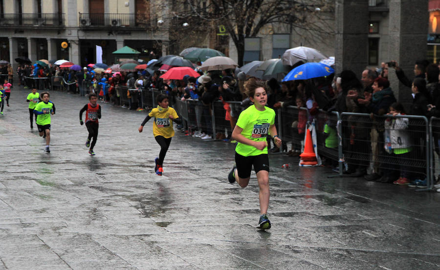 La carrera de Fin de Año de Segovia es una fiesta. El mal tiempo, la lluvia, las fuertes rechas de viento que iban aguar la carrera, no lo consiguieron