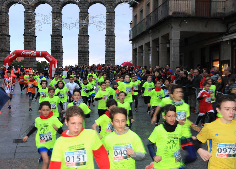 La carrera de Fin de Año de Segovia es una fiesta. El mal tiempo, la lluvia, las fuertes rechas de viento que iban aguar la carrera, no lo consiguieron