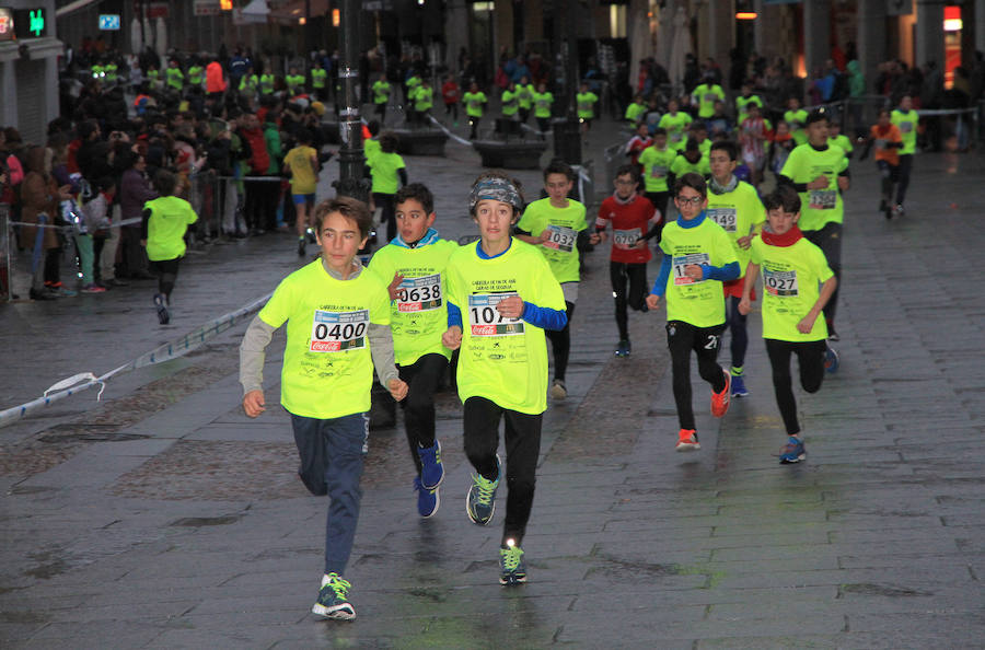 La carrera de Fin de Año de Segovia es una fiesta. El mal tiempo, la lluvia, las fuertes rechas de viento que iban aguar la carrera, no lo consiguieron