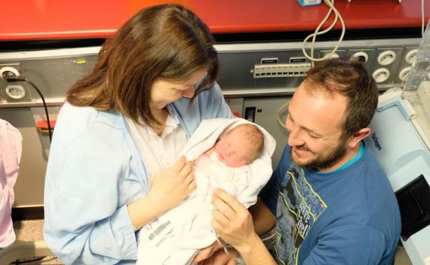 Angélica y Óscar posan con la pequeña Aura