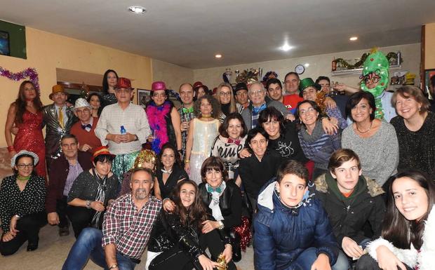 Foto de familia de vecinos de Fuentepiñel en la Nochevieja de este año. 