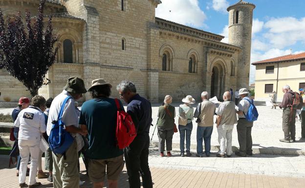 Turistas en Frómista, el verano pasado en un taller de la Fundación Santa María la Real. 