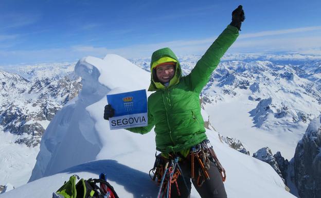 Elías de Andrés, en la cima del Mooses Tooth, en Alaska. 