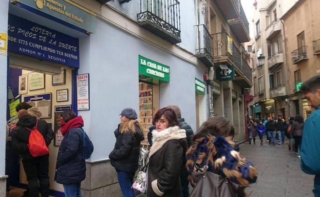 Colas en un despacho de lotería de Segovia.