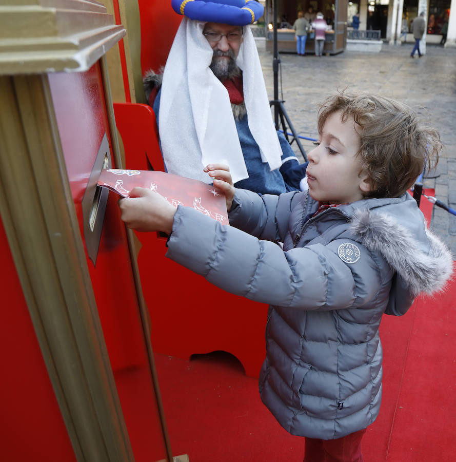 Los niños palentinos entregan sus cartas al paje de los Reyes Magos