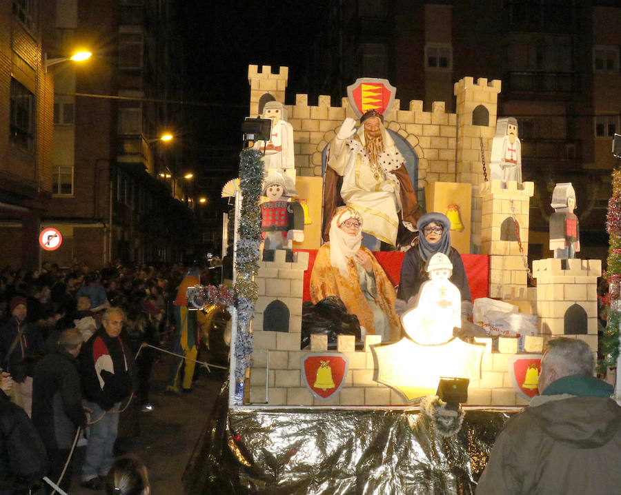 La cabalgata sin camellos ha recorrido, este jueves y un año más, las calles del barrio de Pajarillos.