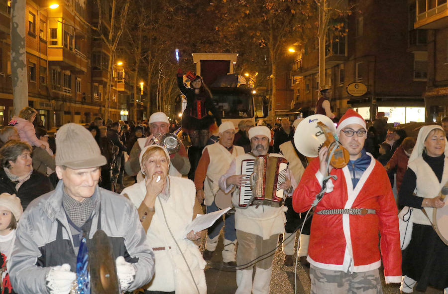 La cabalgata sin camellos ha recorrido, este jueves y un año más, las calles del barrio de Pajarillos.