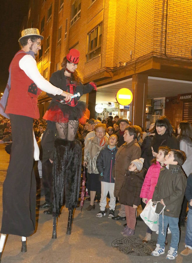 La cabalgata sin camellos ha recorrido, este jueves y un año más, las calles del barrio de Pajarillos.