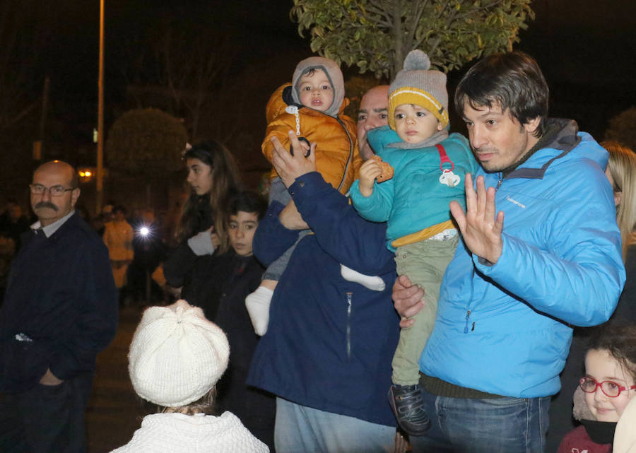 La cabalgata sin camellos ha recorrido, este jueves y un año más, las calles del barrio de Pajarillos.
