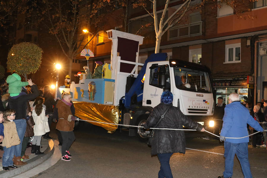 La cabalgata sin camellos ha recorrido, este jueves y un año más, las calles del barrio de Pajarillos.